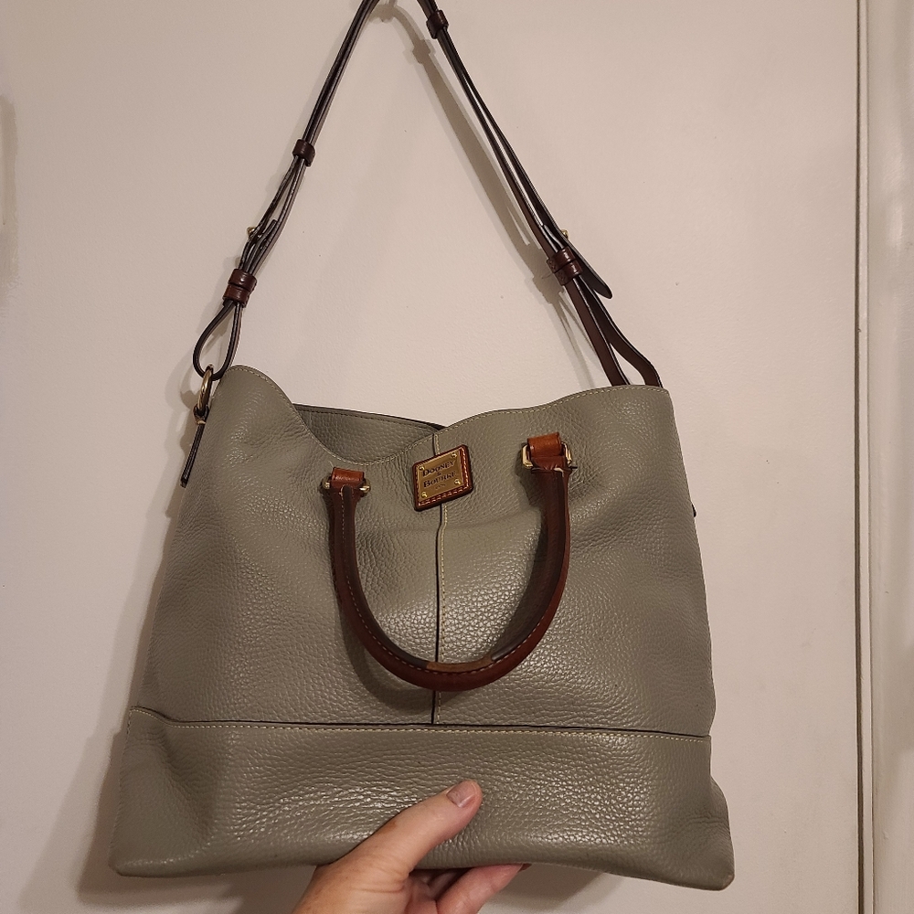 Dooney & Bourke grey shoulder/hand bag.